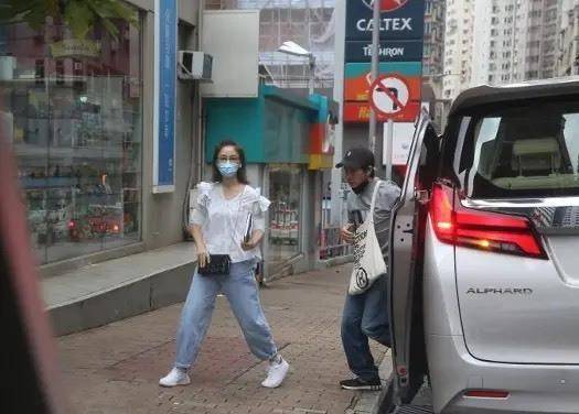 调整|原创55岁张家辉近况，身体暴瘦老态尽显，过街需要妻子搀扶