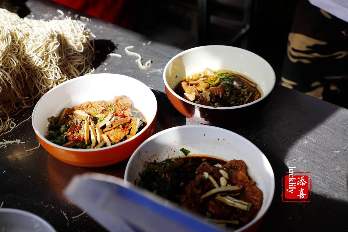 去镇江吃了这四家最有代表性的网红面馆，基本也就成了镇江锅盖面的全科生