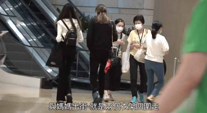 任达华|任达华女儿与妈妈同框似姐妹，逆天长腿成品牌新宠，如行走的衣架