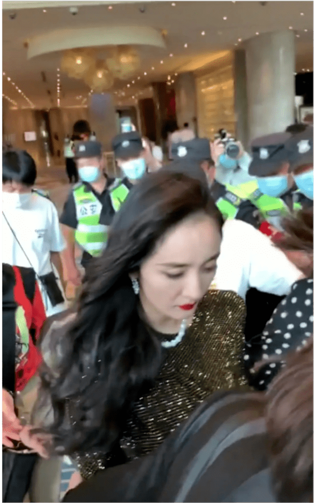 嘉行|迪丽热巴新造型发际线后退，和杨幂一样秃，被嘲是嘉行祖传发际线