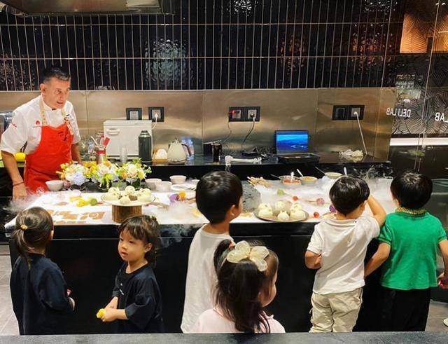 baby|Angelababy是现实版顾佳？加入富婆圈很低调，不站C位还是订餐担当