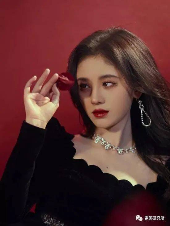 fa|鞠婧祎终于对上晚晚！两个镜头“造假精”，谁能艳压？