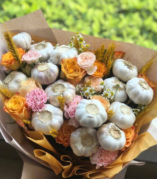 蒜头|原创张雨绮机场被送蒜头，盘点琦姐收到的礼物，开创各种先河