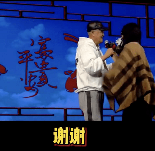 赵本山遭“女观众”失控强吻 结局反转