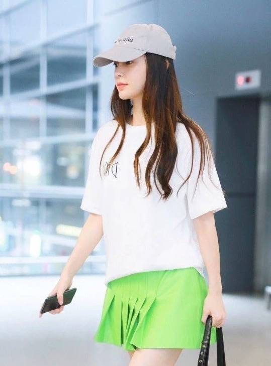 女王|怪不得杨颖成不了带货女王，看她穿的“原谅裙”，一般人不敢驾驭