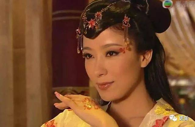 杨怡|曾经tvb一姐，演技一流，也把自己整僵了，假体太明显了...