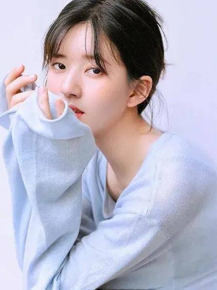 款式|网红明星针织衫穿搭，正确开启秋天模式！