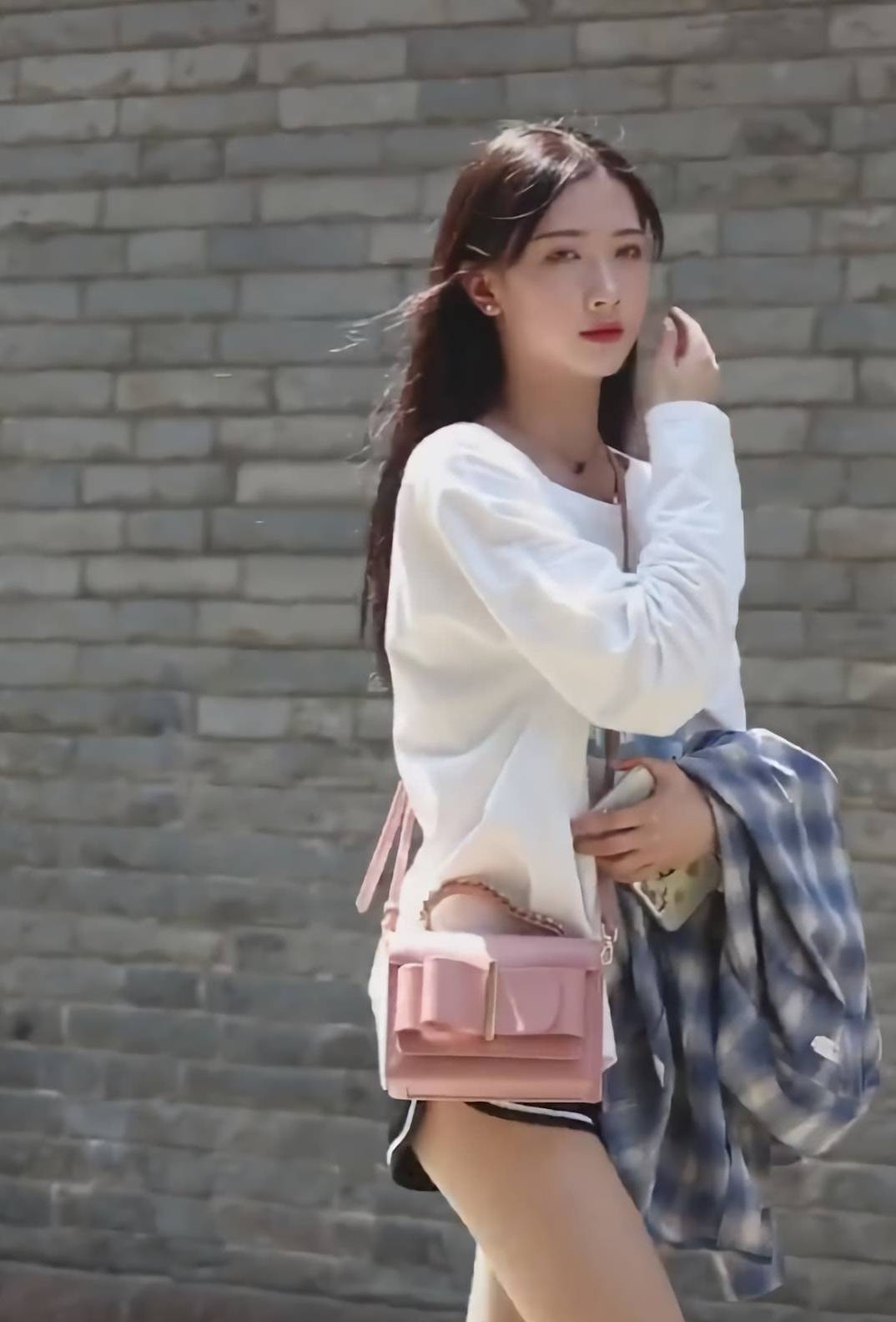 中分|成都小甜甜太会穿了，T恤配上“中分裤”，秀腿长还甜skr人！