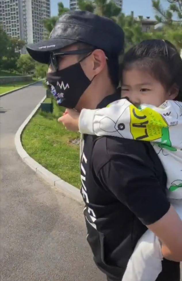 章子怡一家出游 醒醒撒娇让汪峰背着走!小儿子疑又丢给保姆带?