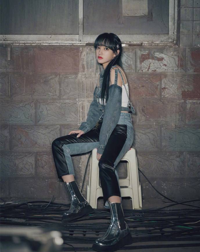 上衣|越破越时髦？程潇上衣只靠几块布撑着，配紧身内搭，好身材挡不住