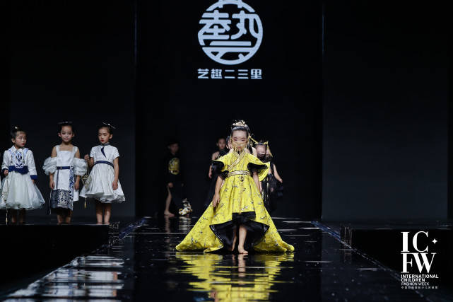中国国际时装周现场气氛嗨炸 4edb4a3203fb4fd4bcd513c3ee448e7c.jpeg