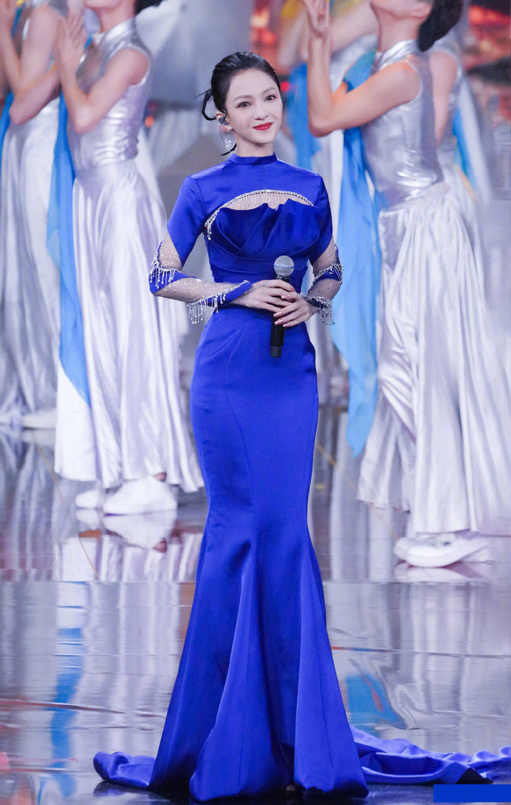 张韶涵|国庆晚会韩红瘦了，张韶涵精致如瓷瓶！杨紫穿对裙子却保守封腰