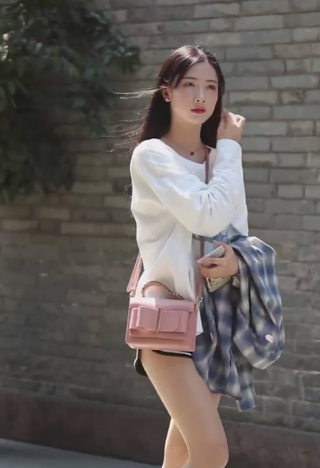 中分|成都小甜甜太会穿了，T恤配上“中分裤”，秀腿长还甜skr人！