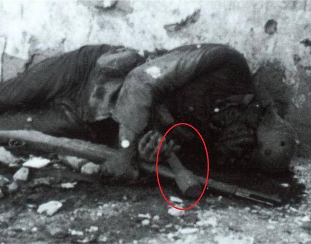 原创随军记者拍下一位被日军子弹击中仍紧握手榴弹的抗日英雄
