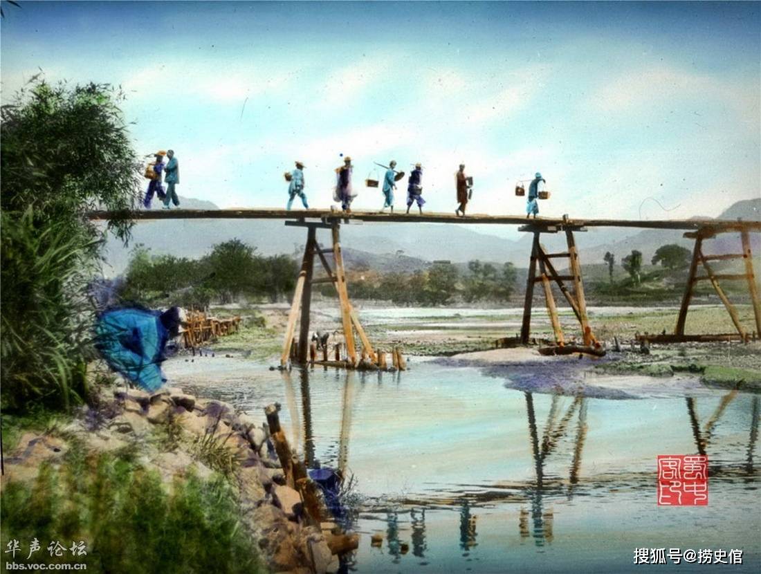 清末民初老照片,木桥上走着农夫点缀着田园生活