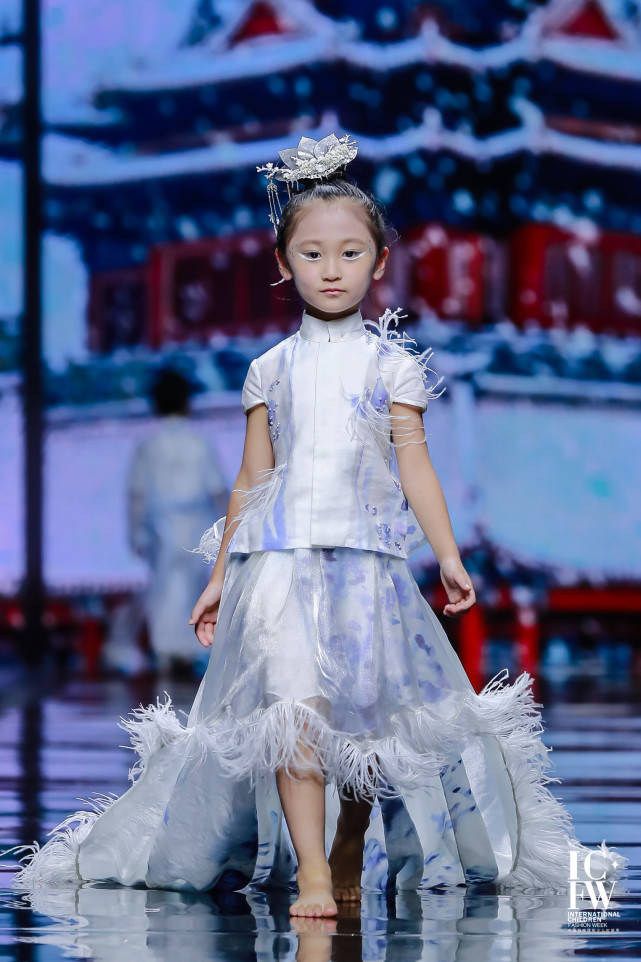 小笼女携西出长安绽放2020中国西南国际少儿时装周