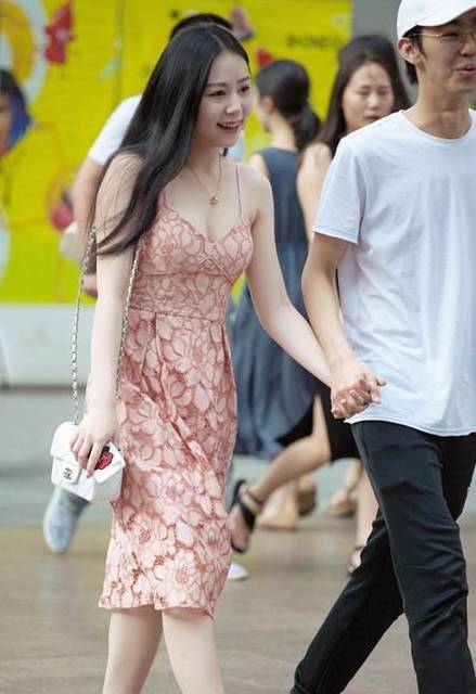 时尚美女街拍:优雅高贵的美女,彰显青春动感魅力!