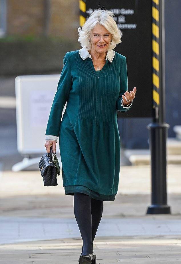 卡米拉|卡米拉真风光！一身翡翠绿抢了儿媳凯特风头，拎香奈儿包有王后范