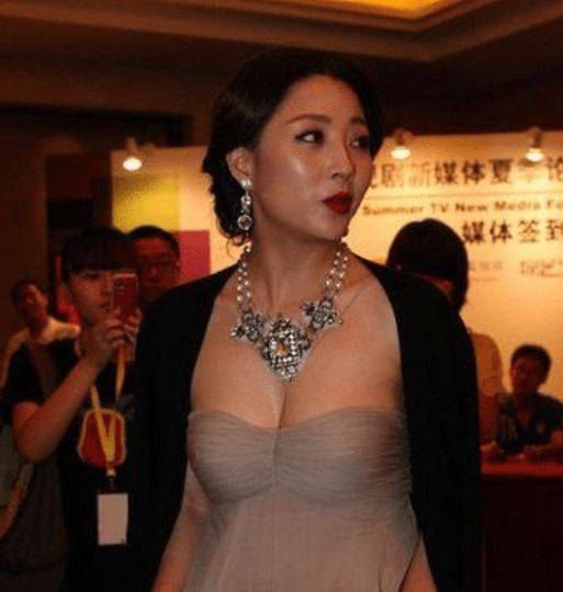 殷桃“真人”长什么样?活动现场照曝光 网友疯狂截图