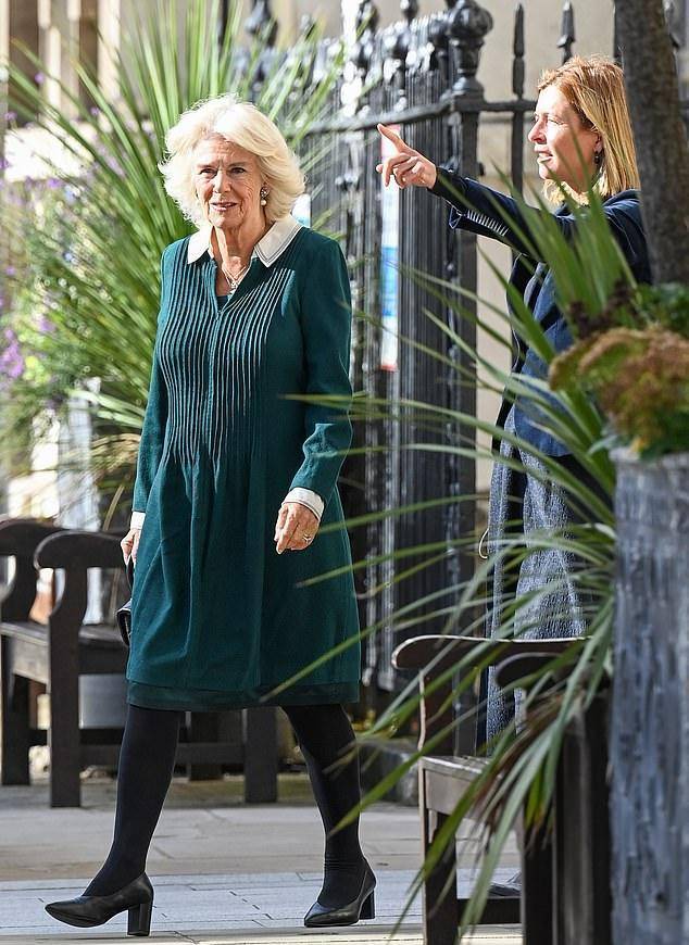 卡米拉|卡米拉真风光！一身翡翠绿抢了儿媳凯特风头，拎香奈儿包有王后范