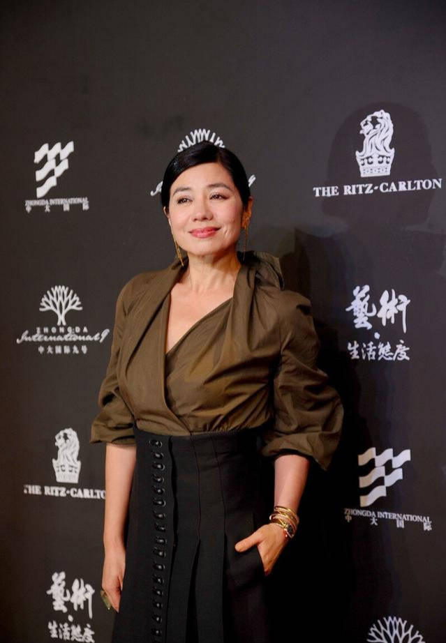 皱纹|真美女都不整容,钟楚红老了虽有皱纹,但气质优雅依然漂亮!