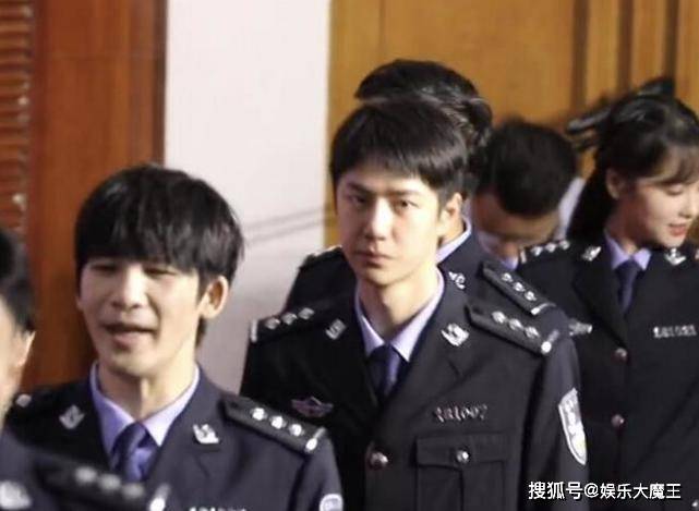 王一博穿警服一身正气，与钱枫同框二人脸蛋大