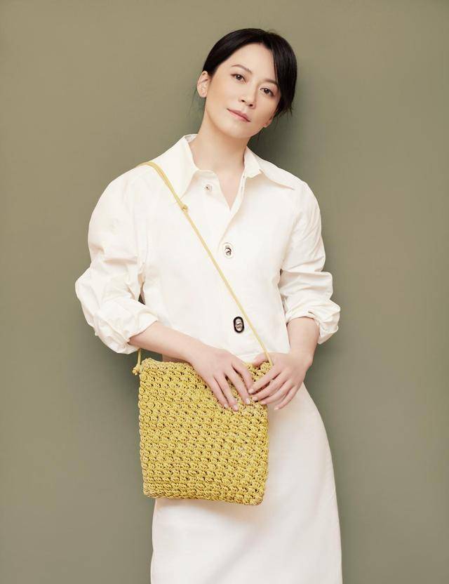 气质|俞飞鸿真是中年女性的典范，风衣配针织衫穿出高级感，哪像70后