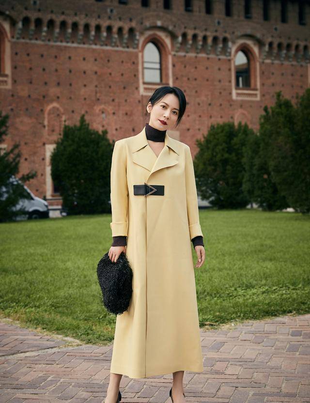 气质|俞飞鸿真是中年女性的典范，风衣配针织衫穿出高级感，哪像70后