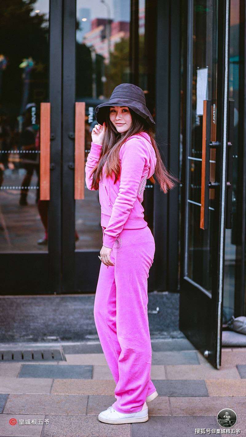 款式|街拍：也许服装的款式会有过时的一天，但是美丽永远不会过时