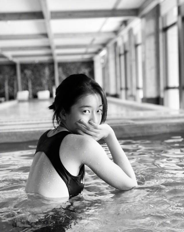原创张雪迎晒假期美拍,泳衣照傲人身材令人叫绝,回眸一笑美出天际