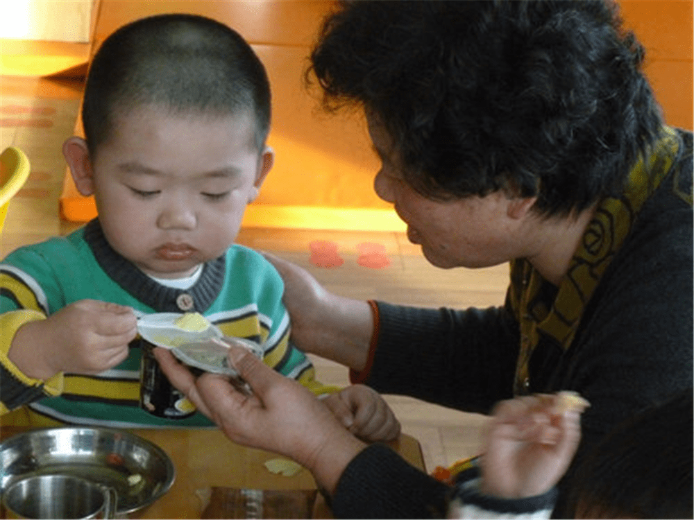 零食|对孩子发育不好，父母要多上心这“3种零食”孩子再馋也别买