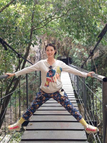 眼袋|周海媚素颜出镜，53岁状态很真实，眼袋很深也有鱼尾纹！