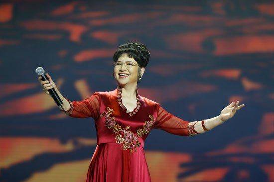 此人曾是无人不知的女歌手,15岁入行,40年后被国家授予少将军衔_手机