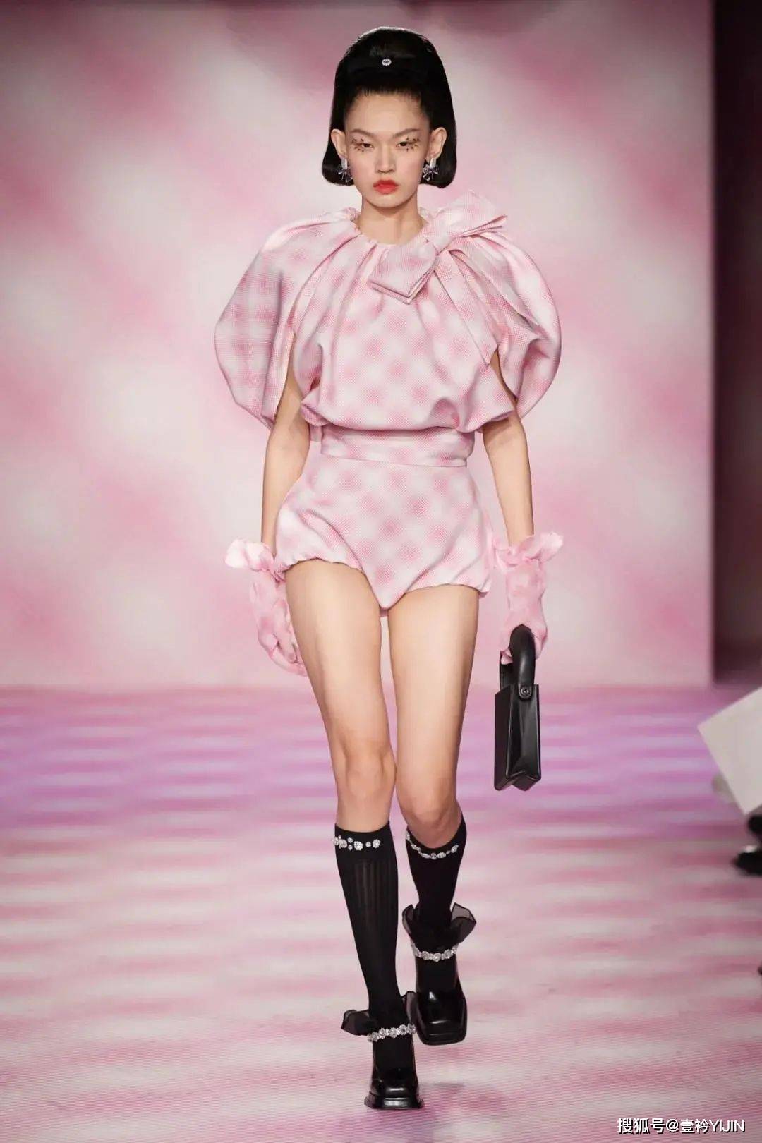 速报|秀场速报 | SHUSHU/TONG女孩请起立，最新系列她来了！