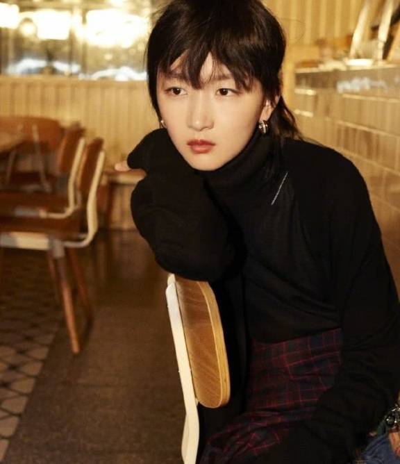 吴亦凡|把帽子取下后的周冬雨，原来留着吴亦凡同款发型，模样又酷又美