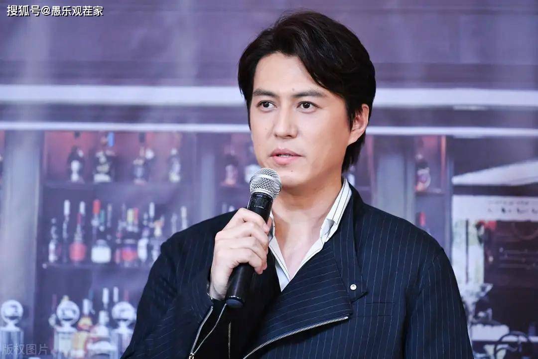 靳东老婆晒庆生照，俩儿子皆是大长腿，一家四