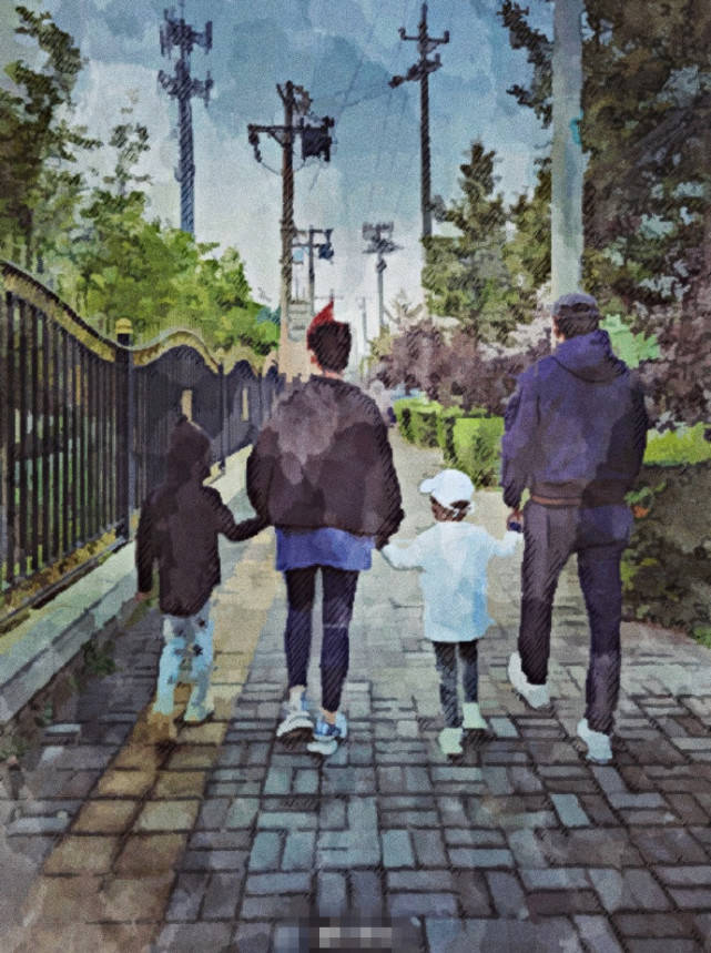 靳东老婆与妹妹合影,素颜笑出一脸褶