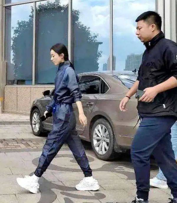 身高|赵丽颖拍戏被偶遇，真实身高公开，看着最多只有1米6