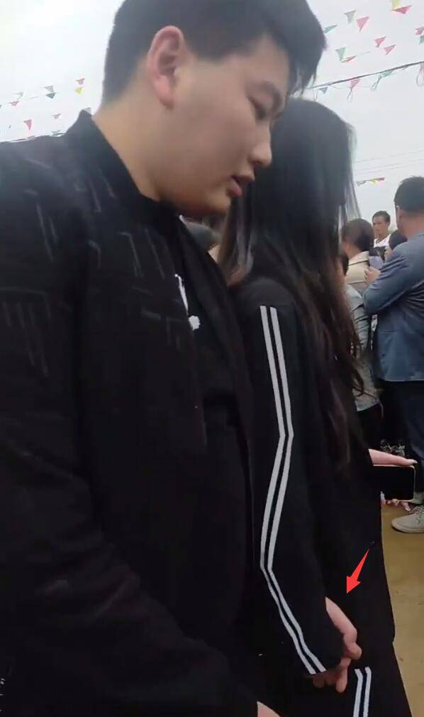 大衣哥儿子儿媳超甜蜜，小伟主动帮媳妇提包，