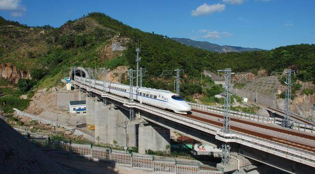 今起全国铁路调整运行图