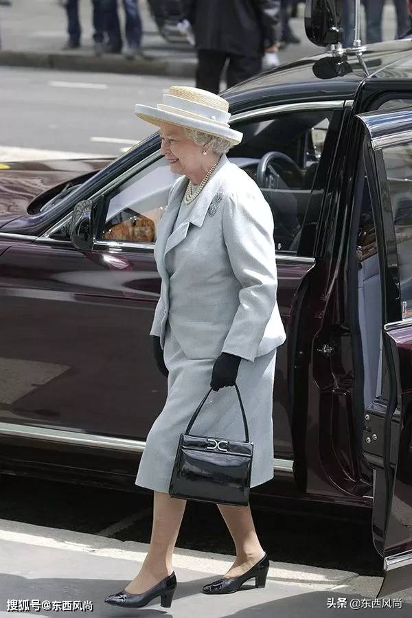 女王|94岁女王个人风格极其鲜明，不论穿什么颜色，总是搭同一款包包