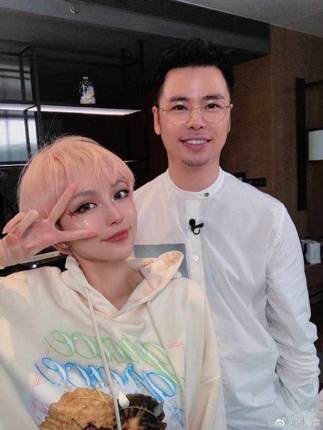 脸蛋|周扬青大秀公仔妆,粉发泪钻配透亮水嫩脸蛋,整个人美如洋娃娃