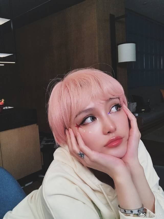 脸蛋|周扬青大秀公仔妆,粉发泪钻配透亮水嫩脸蛋,整个人美如洋娃娃