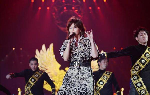 黄毛|孙燕姿身材比例真好，一身印花造型很显嫩，黄毛造型更青嫩