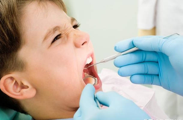 小孩牙齿上有个洞怎么办