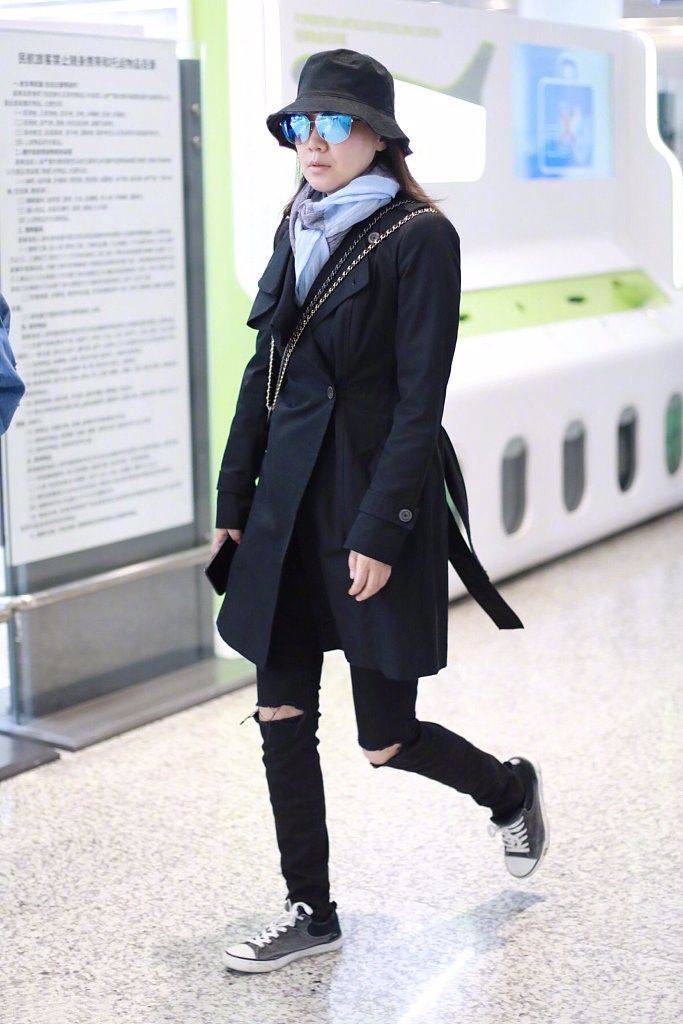 褶皱|闫妮不修图好惨,笑出褶皱容颜衰老,但这状态就是真实的49岁!