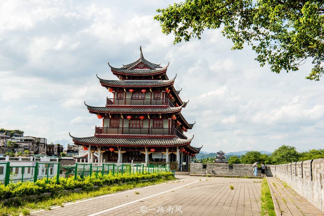 潮州古城最大的城门,对面是中国四大古桥之一,传说由韩湘子建造_手机