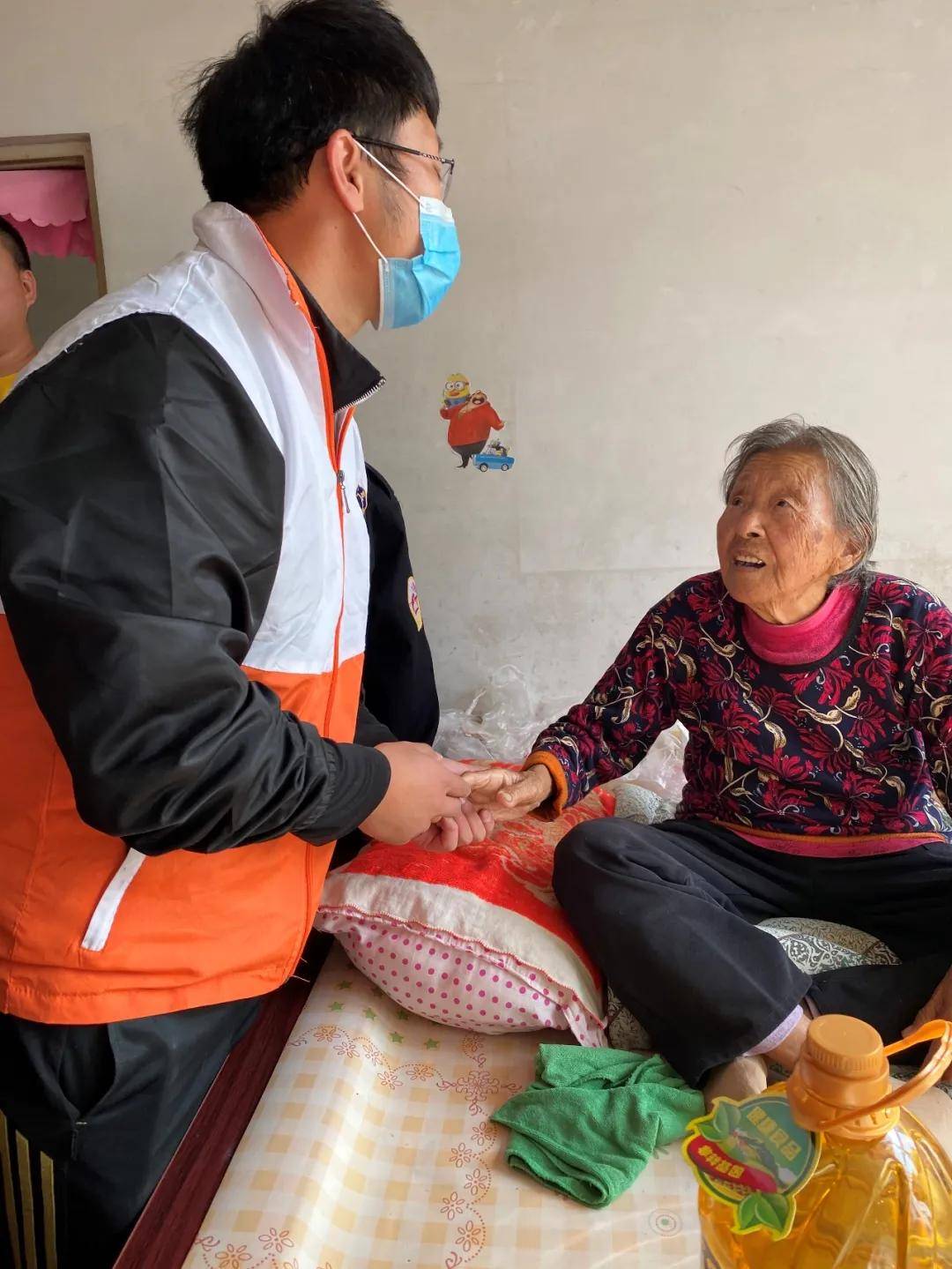 清水慈善为瓦房店祝华街道送爱心物资