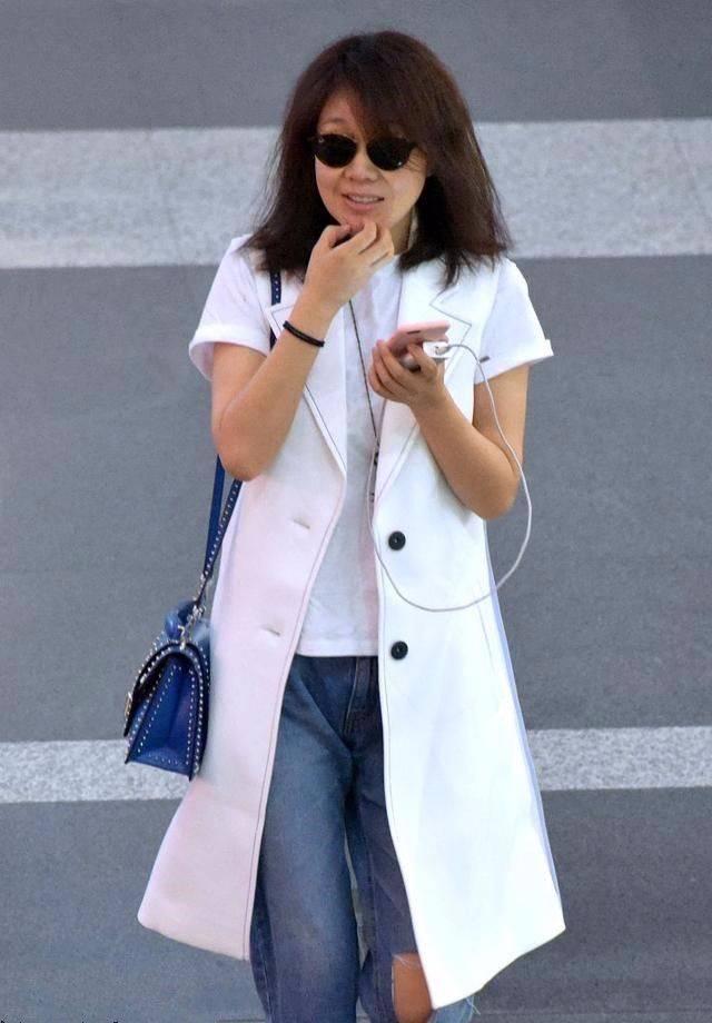 褶皱|闫妮不修图好惨,笑出褶皱容颜衰老,但这状态就是真实的49岁!