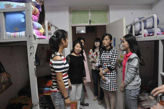 男老师大闹女生寝室,把手伸进女生被子里,女生:他不是